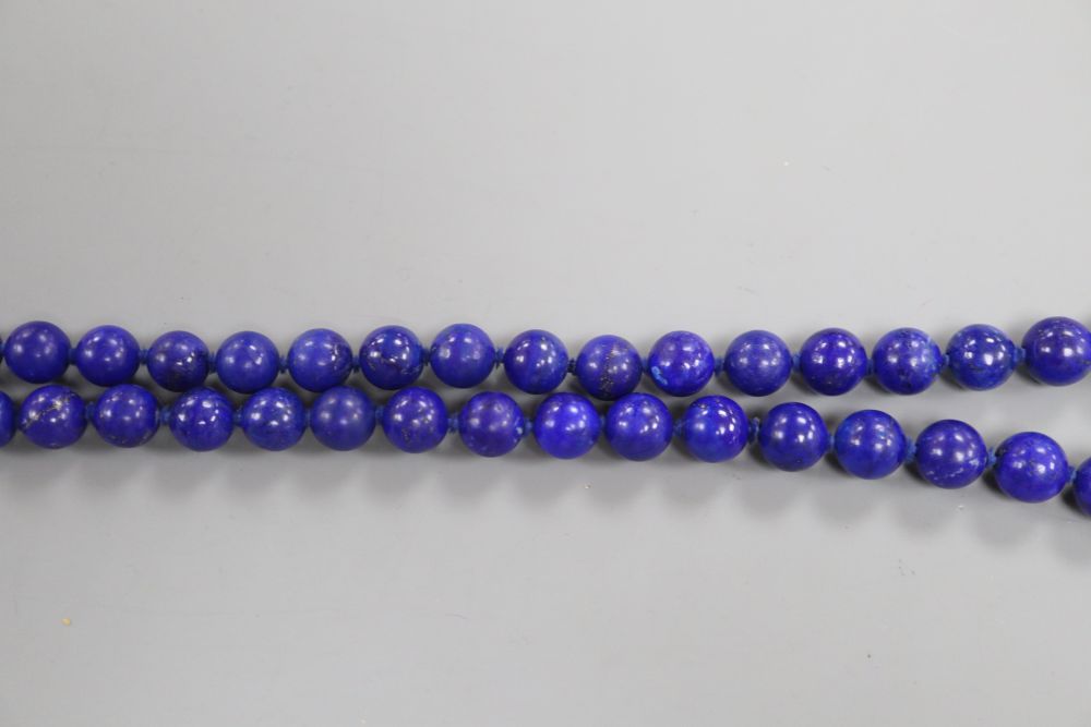 A lapis lazuli circular bead necklace, 92cm.